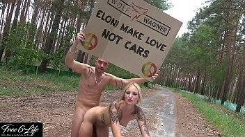 Play Nacktprotest vor Tesla Gigafactory Berlin Pornodreh gegen Elon Musk
