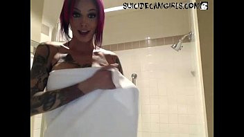 Play Step mom putting on a shower in the bathroom live on cam