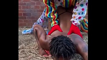 Play Gibby The Clown fucks ebony in a barn
