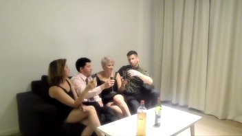 Play Orgia com minha irmã e dois estranhos que encontramos em um bar