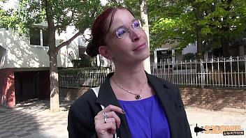 Play Sonia, petite salope française fan de sodomie !